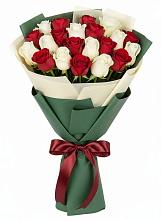 Букет Микс из красных и белых роз в Автополигон