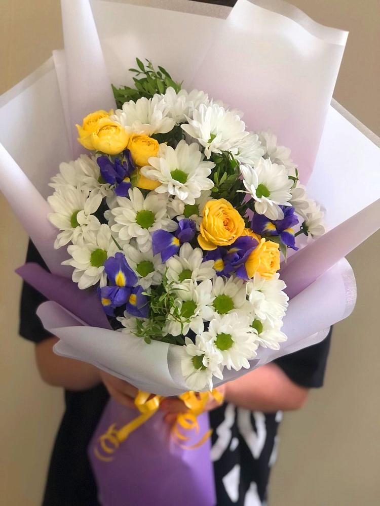 Букет цветов из: Ирисы, Хризантемы и Розы в Автополигон