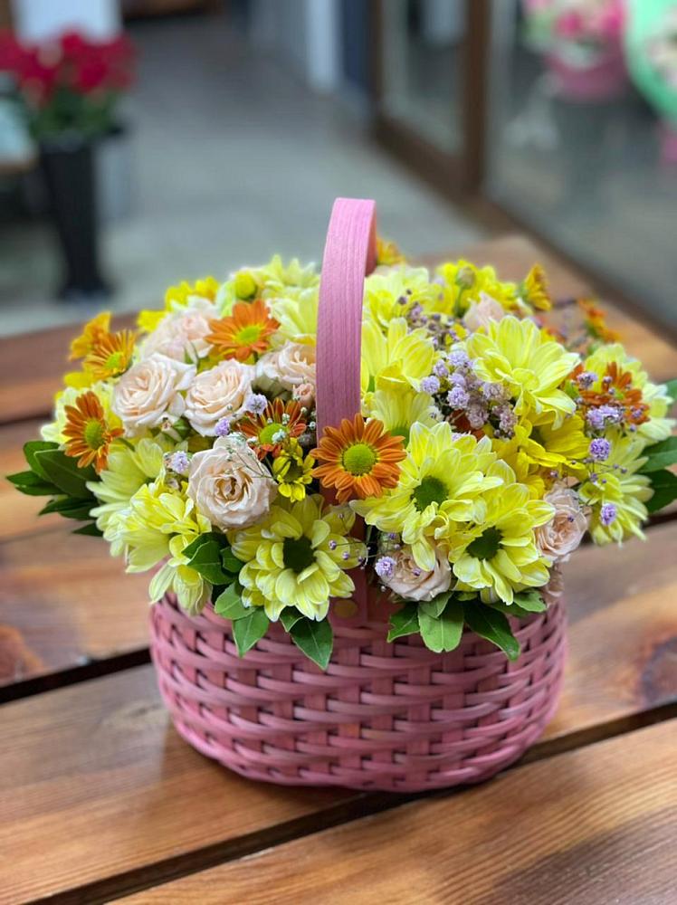Цветочная композиция из Хризантемы и Розы в корзине в Автополигон