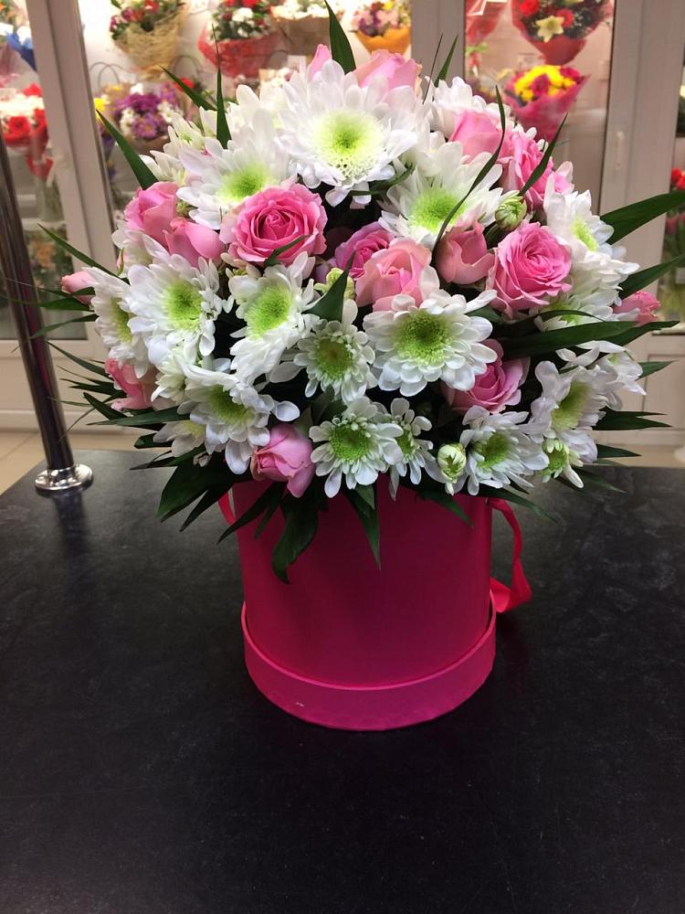 Цветочная композиция из Розы и Хризантемы в шляпной коробке в Автополигон