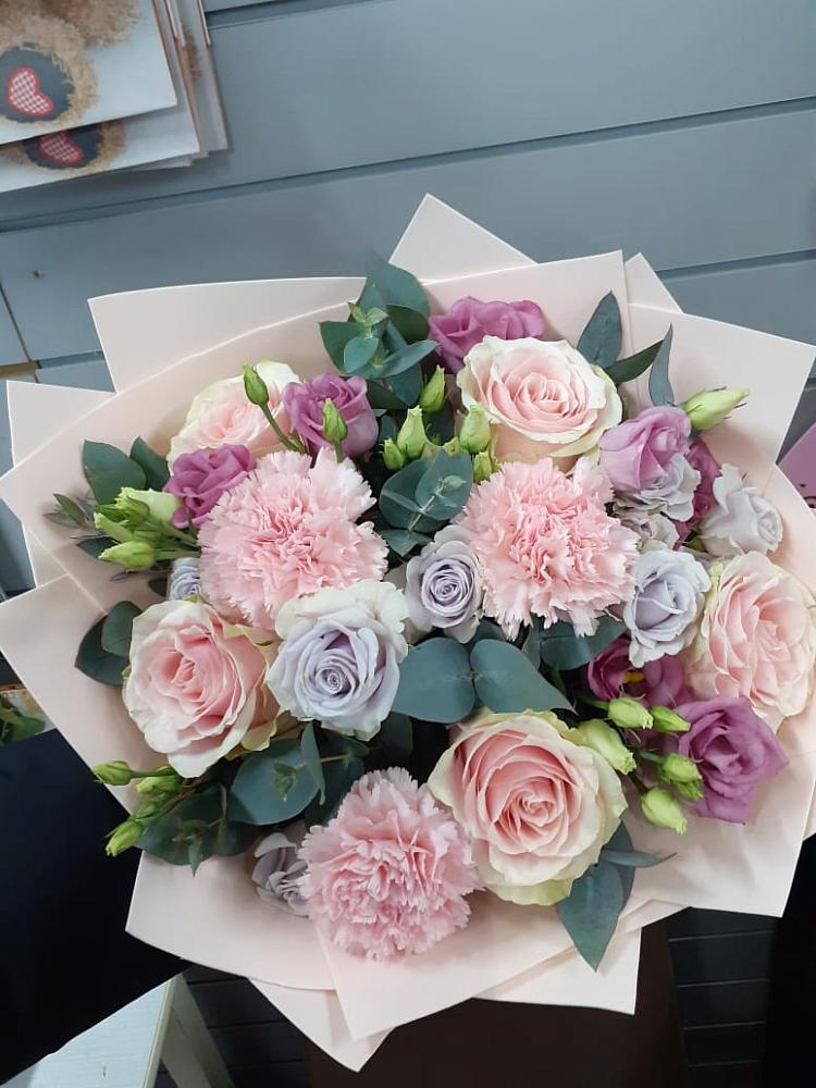 Букет цветов из: Розы, Гвоздики и Лизиантусы в Автополигон