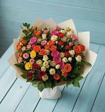 Букет Микс из разноцветных кустовых роз в Автополигон